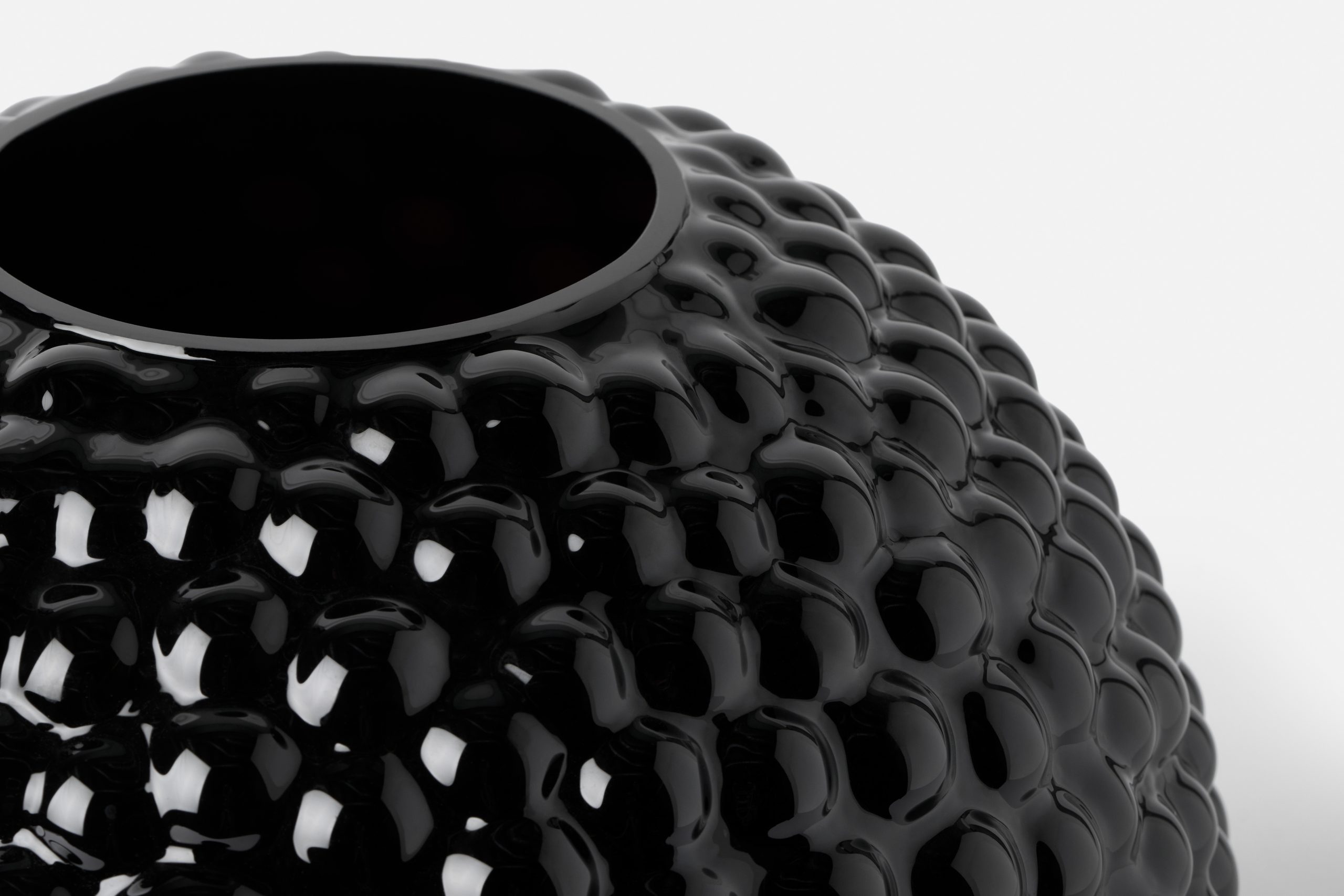 svenskt-tenn_carina-seth-andersson_vases_vase-dagg_black__glass_ø27-cm_115772_0_detail