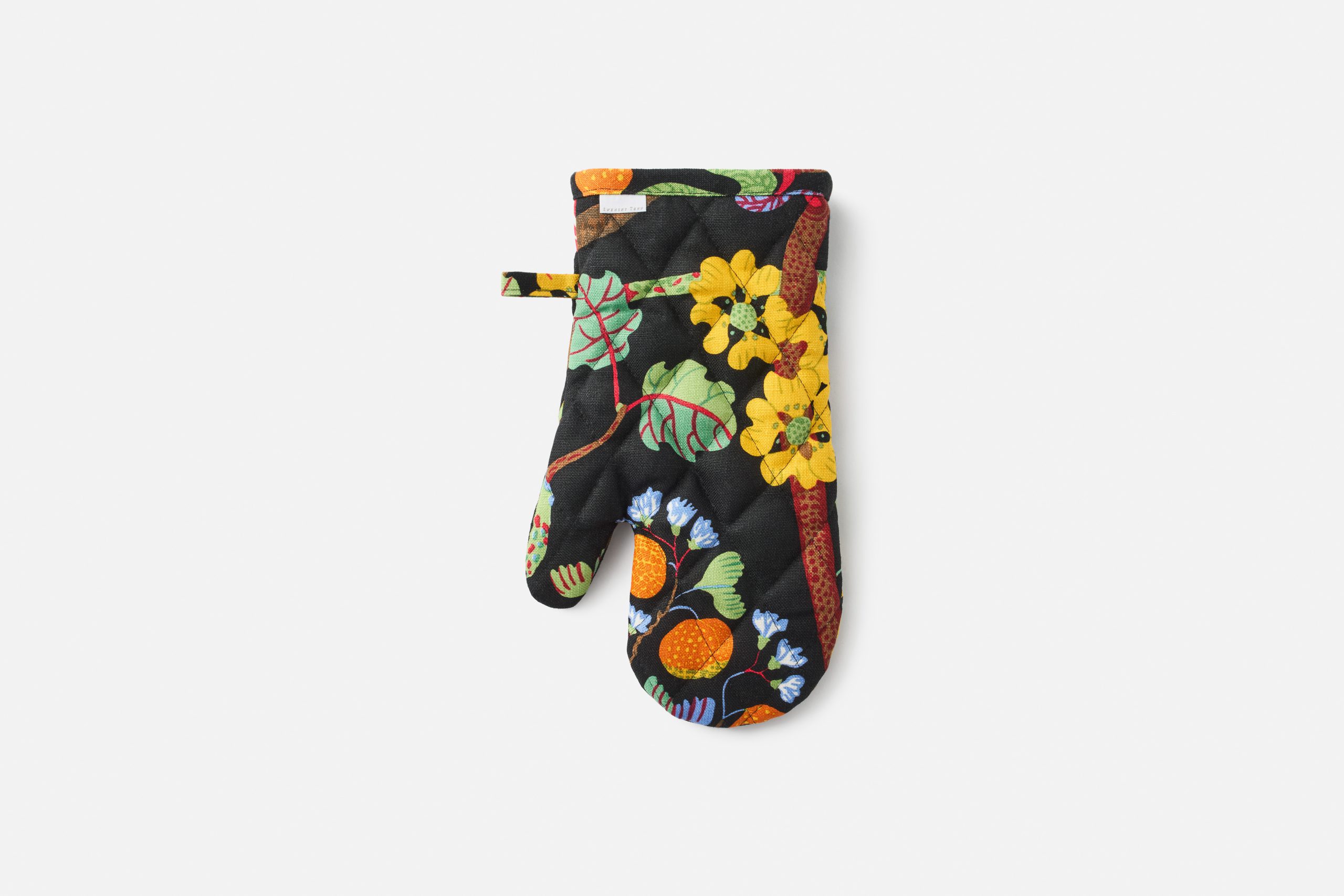 svenskt-tenn_josef-frank-svenskt-tenn_kitchen-dining-textiles_oven-mitt-baranquilla_black_baranquilla_linen_length-22-cm_115725_0