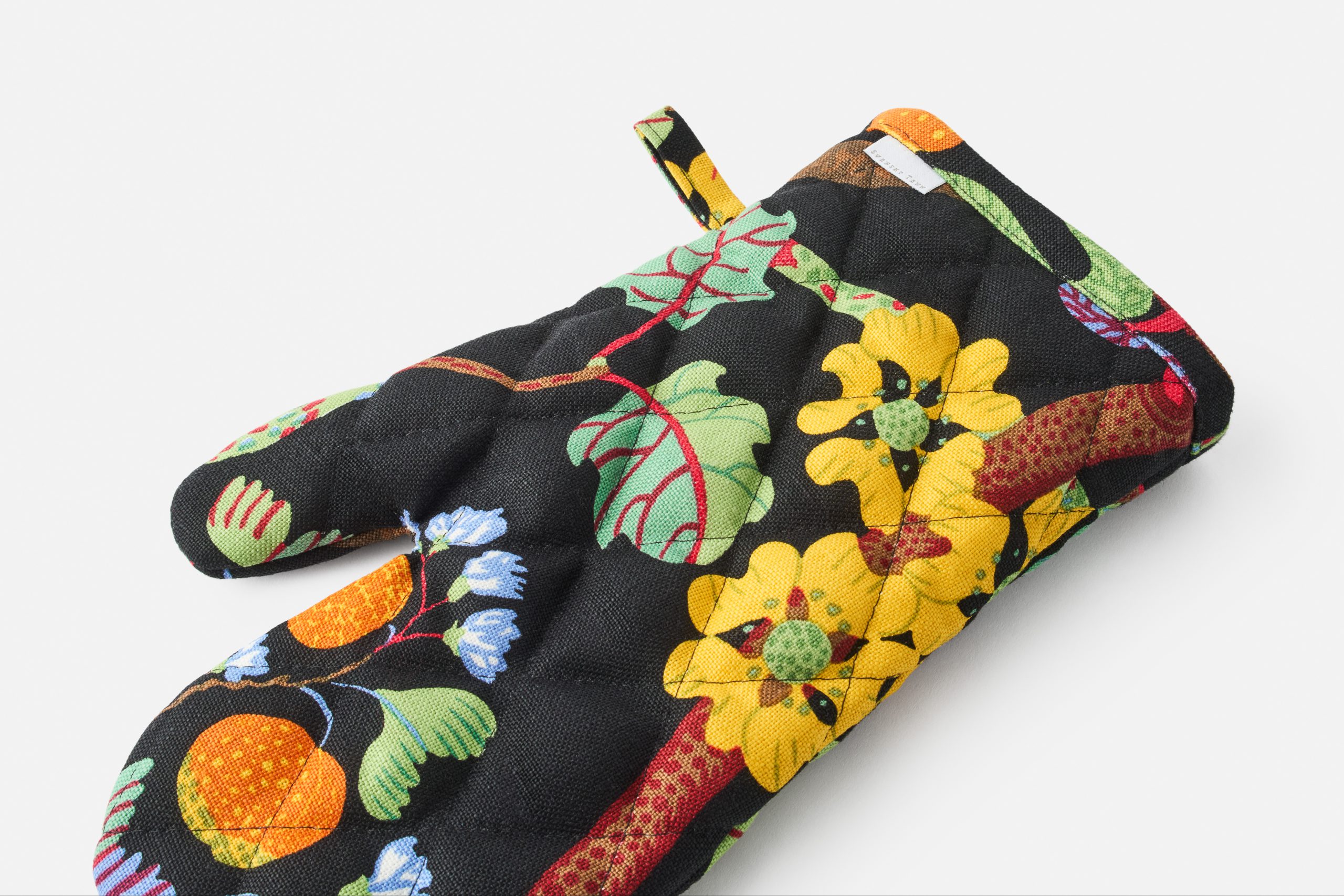 svenskt-tenn_josef-frank-svenskt-tenn_kitchen-dining-textiles_oven-mitt-baranquilla_black_baranquilla_linen_length-22-cm_115725_0_detail
