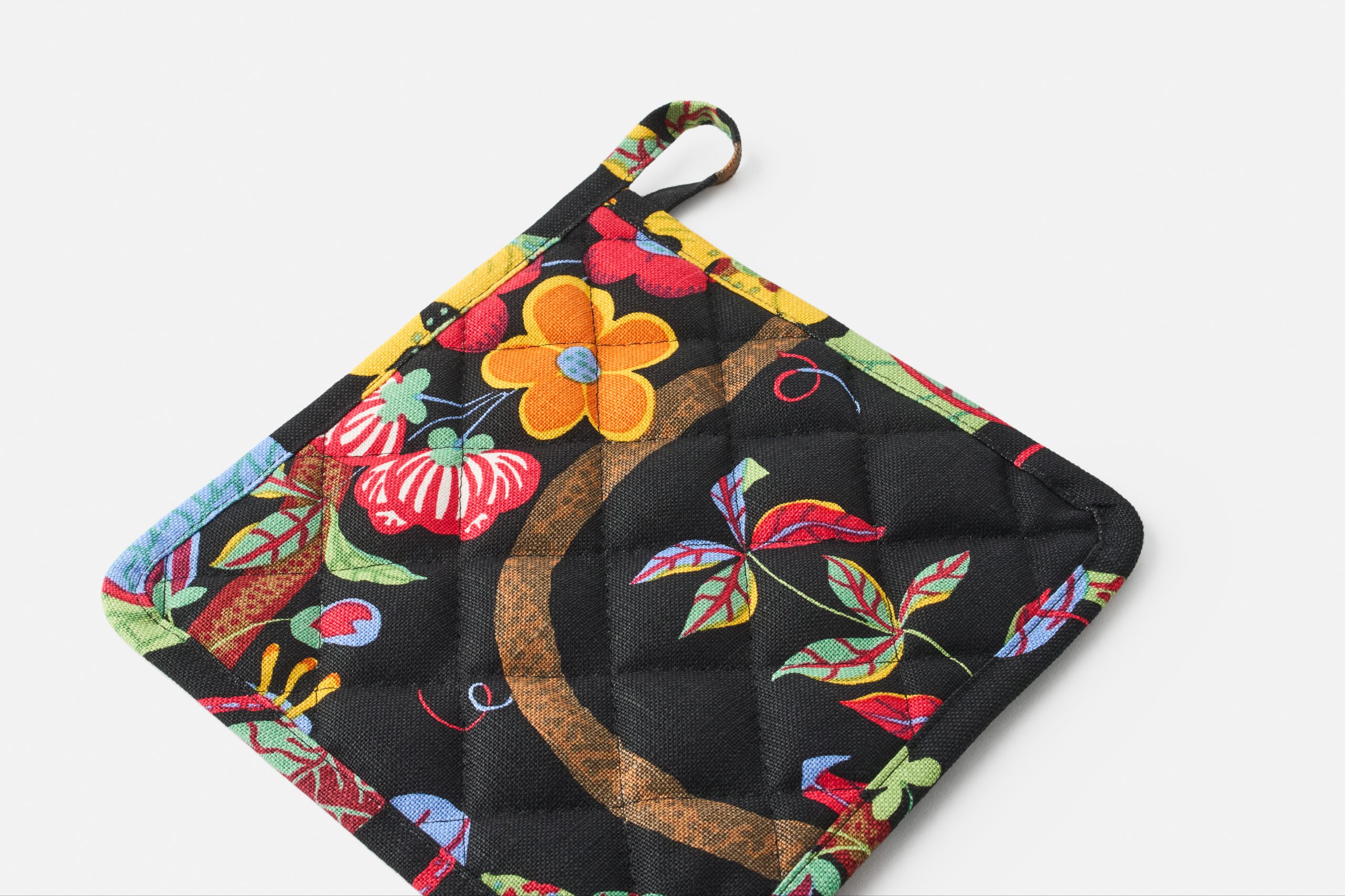 svenskt-tenn_josef-frank-svenskt-tenn_kitchen-dining-textiles_pot-holder-baranquilla_black_baranquilla_linen_length-22-cm_115724_0_detail