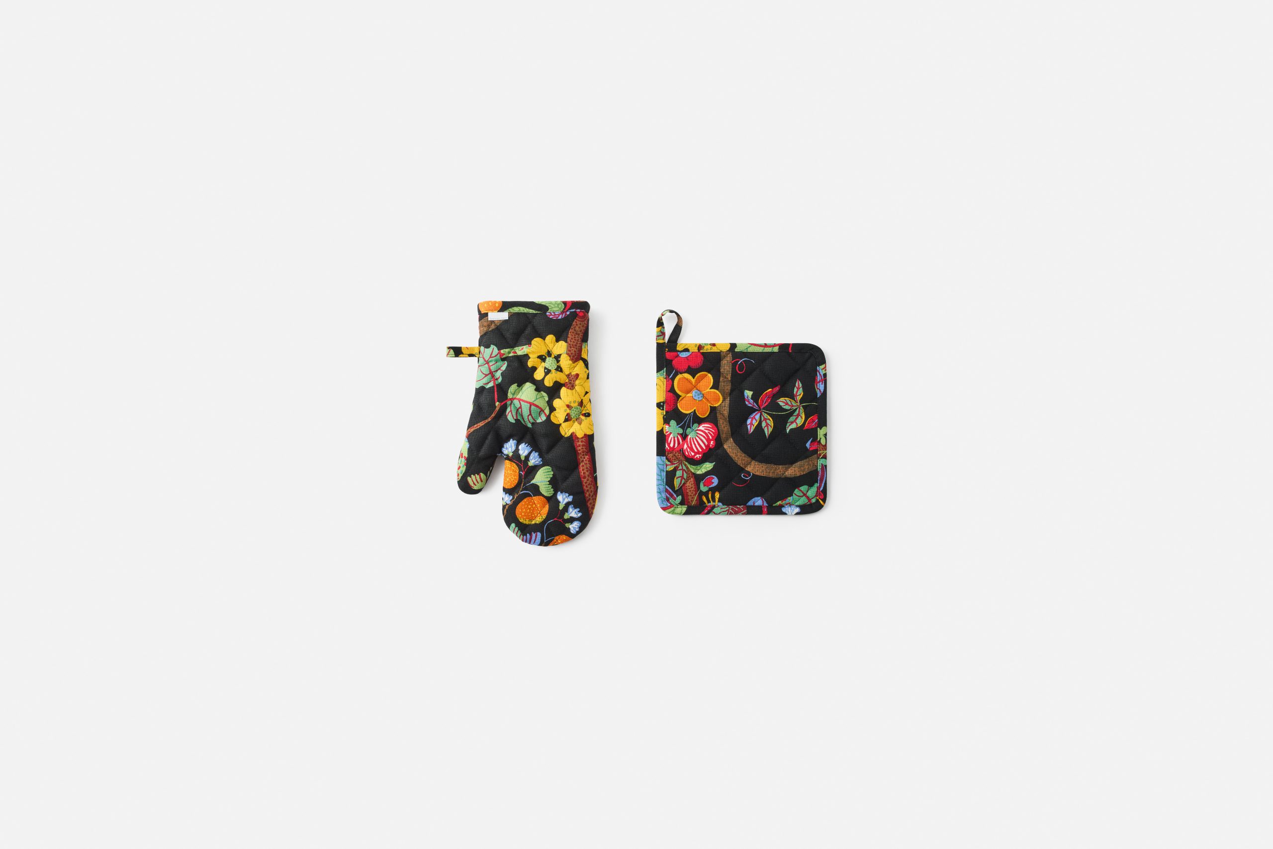 svenskt-tenn_josef-frank-svenskt-tenn_kitchen-dining-textiles_pot-holder-baranquilla_black_baranquilla_linen_length-22-cm_115724_1