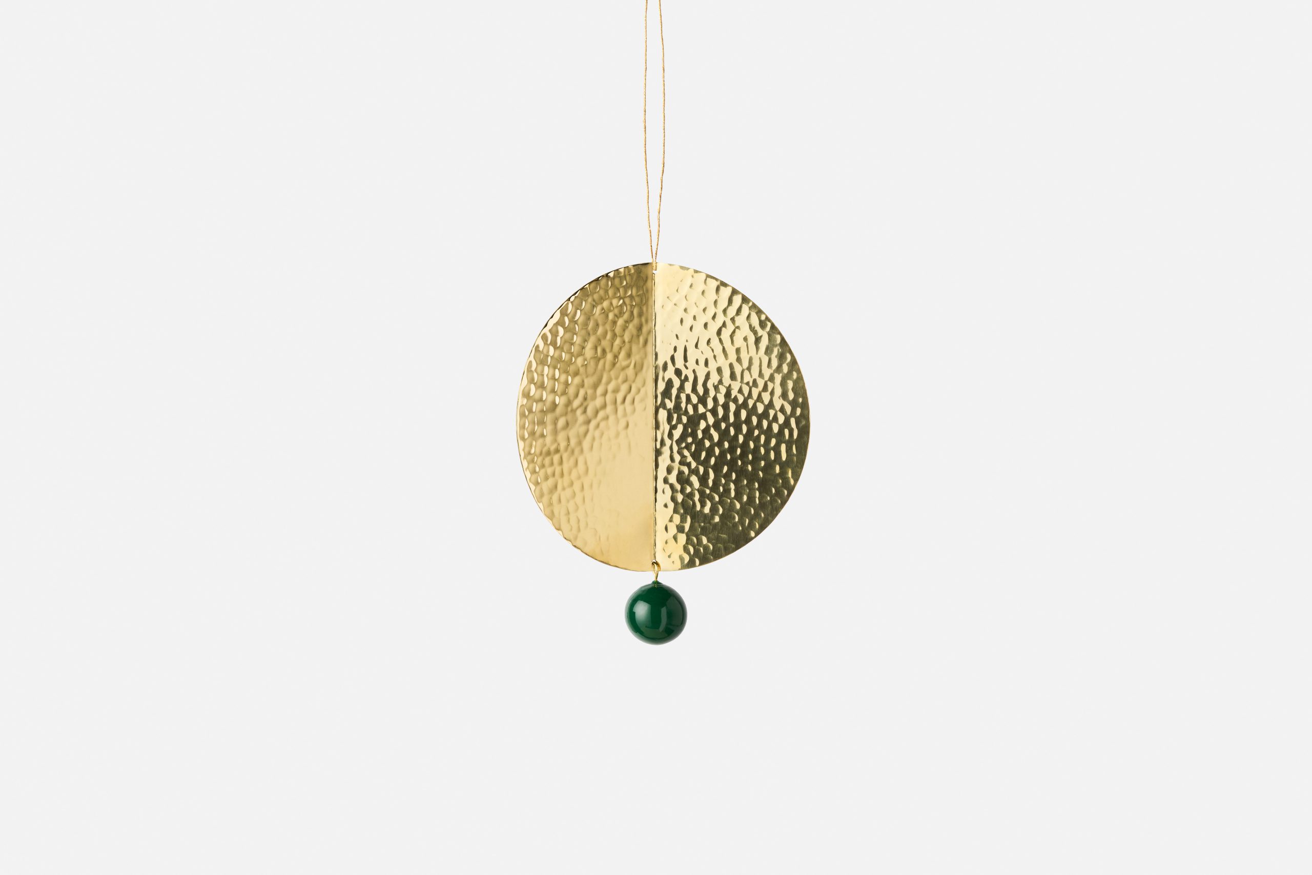 svenskt-tenn_susanna-barrett_decorative-accessories_ornament-poison_gold--green__brass_ø13-cm_115728_0