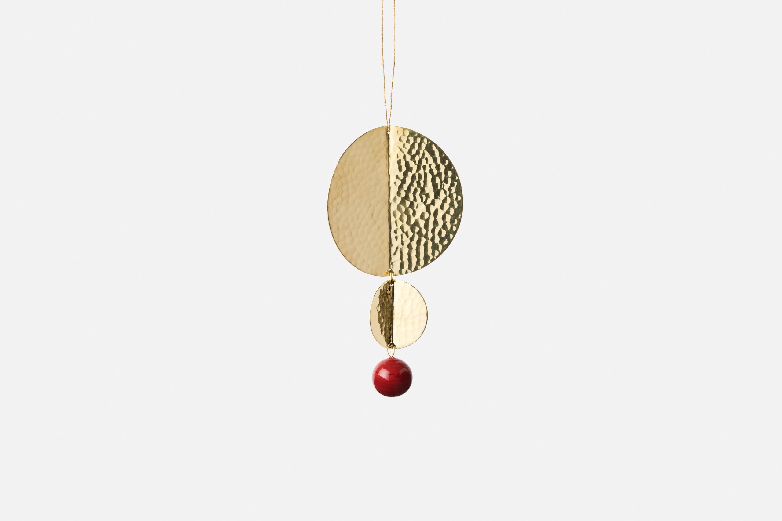 svenskt-tenn_susanna-barrett_decorative-accessories_ornament-poison_gold--red__brass_ø13-cm_115726_0