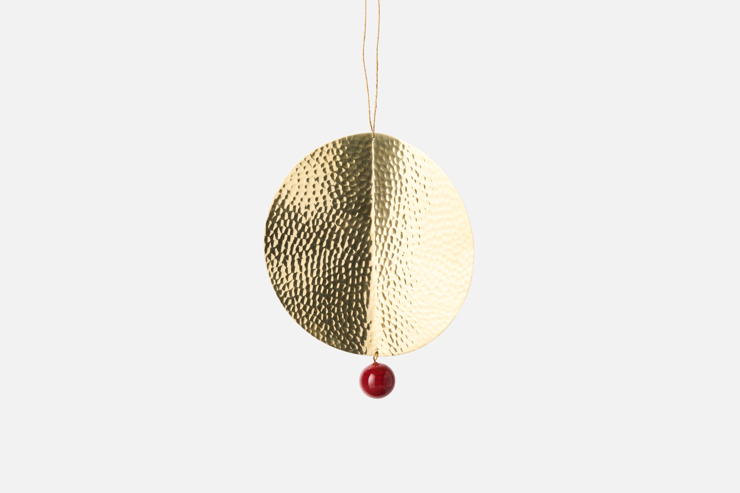 svenskt-tenn_susanna-barrett_decorative-accessories_ornament-poison_gold--red__brass_ø15-cm_115729_0