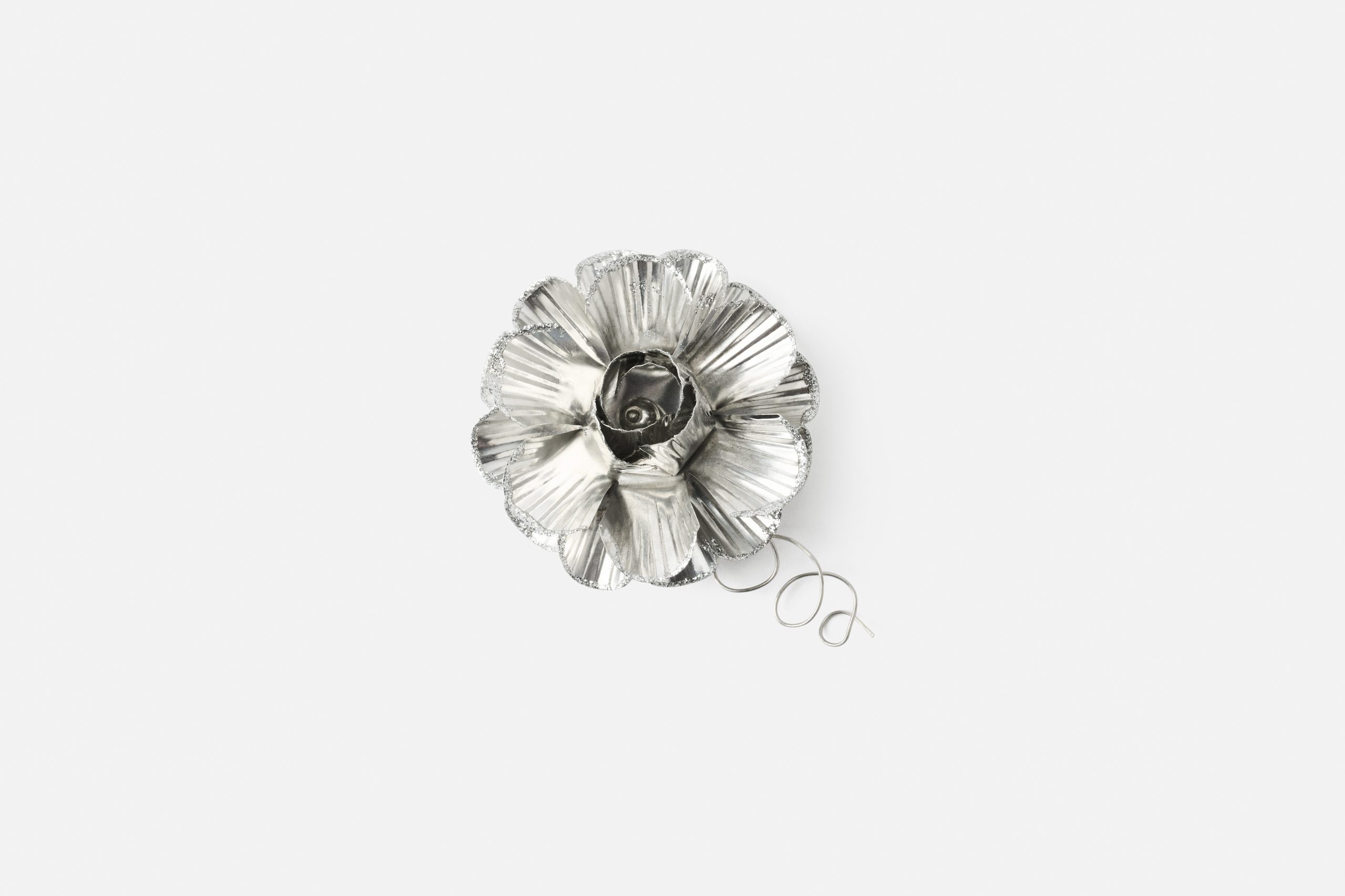 svenskt-tenn_svenskt-tenn_decorative-accessories_silverflower-svenskt-tenn_silver__brass__115550_0