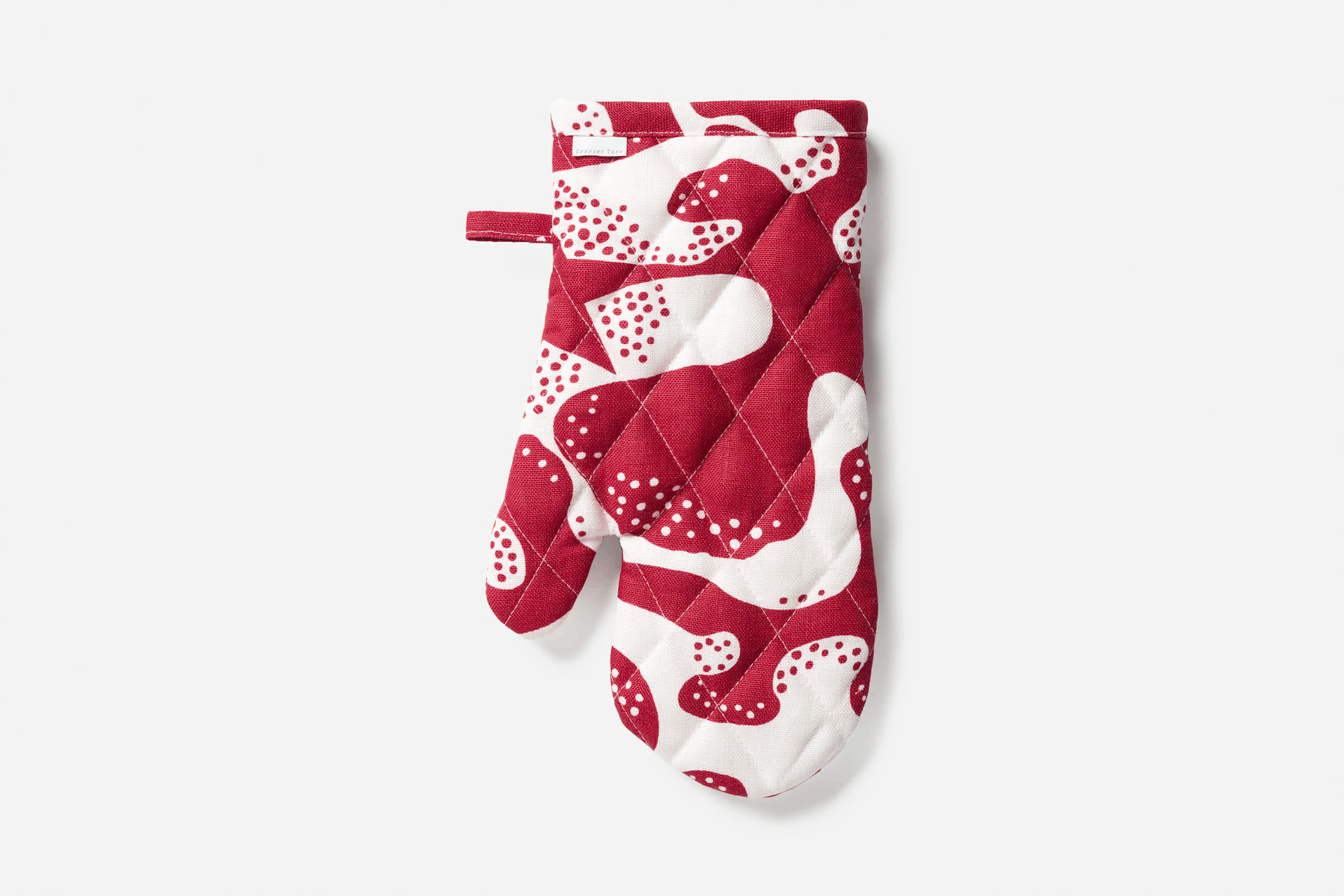 svenskt-tenn_josef-frank--svenskt-tenn_textile--table-setting_oven-glove-aristidia_red_aristidia_fabric--linen__102088_0_ayyeau
